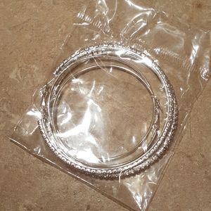 2 pair of hoop earings